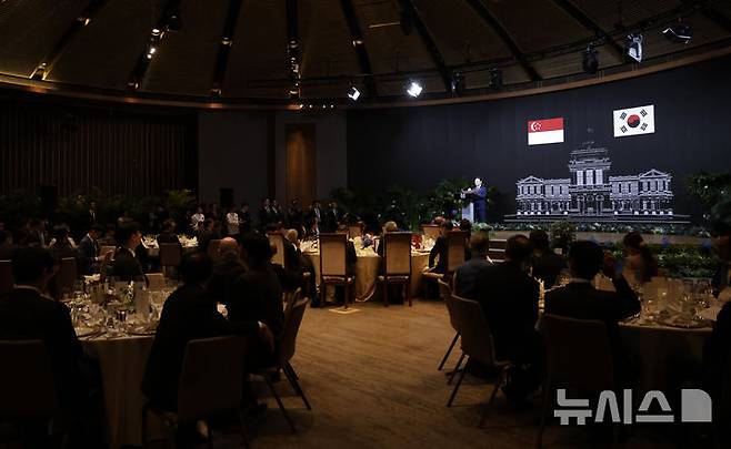[싱가포르=뉴시스] 최동준 기자 = 싱가포르를 국빈 방문 중인 이재명 대통령이 2일(현지 시간) 한 호텔에서 열린 타르만 샨무가라트남 대통령과 국빈만찬에서 답사를 하고 있다. 2026.03.02. photocdj@newsis.com