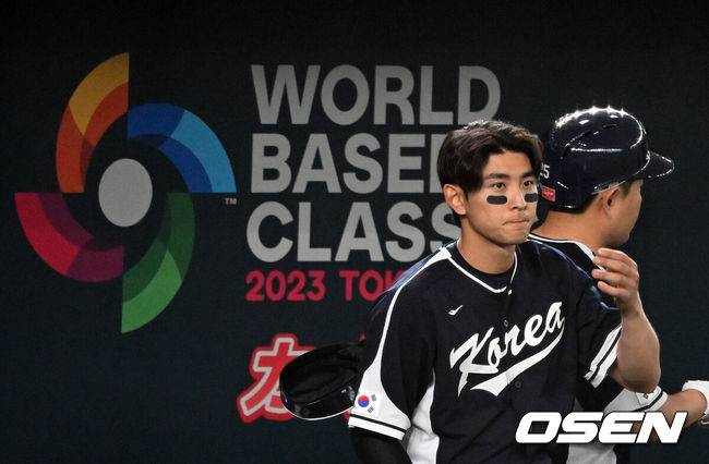 [OSEN=도쿄(일본), 손용호 기자]&nbsp;치욕적인 콜드게임 패배를 당할 뻔 했다. 완패다.&nbsp;&nbsp;한국은 10일 일본 도쿄돔에서 열린&nbsp;2023 월드베이스볼클래식(WBC) 1라운드 B조 일본과의 맞대결에서 4-13으로 패배했다. 지난&nbsp;9일&nbsp;호주전 충격의 7-8 패배를 당했던 한국은 일본에 굴욕적인 패배를 당하면서 사실상 8강 진출이 힘들어졌다. 자력 8강은 불가능하다.한국 이정후가 패배를 아쉬워하고 있다. 2023.03.10 /spjj@osen.co.kr