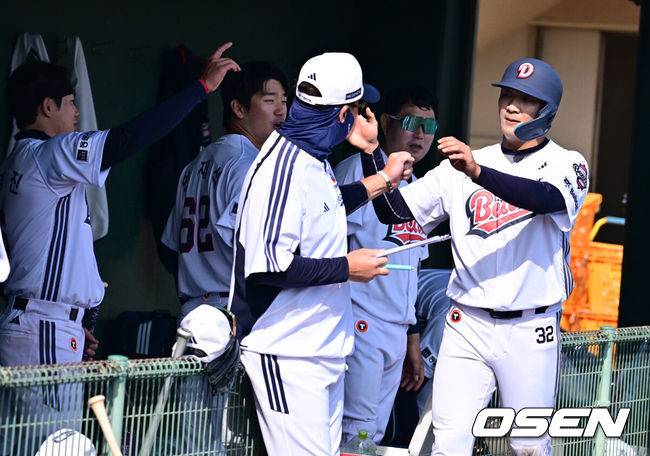 [OSEN=미야자키(일본), 지형준 기자] 두산 베어스가 1일 일본 미야자키 히사미네 야구장에서 자체 청백전를 가졌다.이날 두산은 팀 훈련이 예정됐지만, 2월 26일 롯데 자이언츠전 3회 우천 노게임에 이어 27일 지바롯데 마린스전까지 우천 취소되면서 실전 감각을 끌어올리고자 청백전이 긴급 편성됐다. 4회말 두산 김대한이 홍성호 타석에 폭투를 틈타 역전 득점에 성공하며 동료선수들과 하이파이브를 하고 있다. 2026.03.01 /jpnews@osen.co.kr