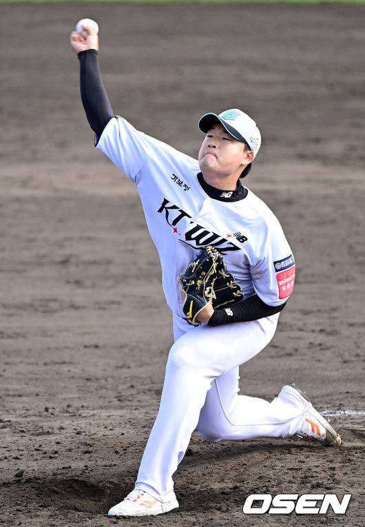 [OSEN=오키나와(일본), 최규한 기자] 1일 일본 오키나와 구시가와 야구장에서 프로야구 KT 위즈와 LG 트윈스의 연습경기가 열렸다.이날 경기에서 KT는 오원석, LG는 요니 치리노스를 선발로 내세웠다.8회초 KT 투수 한승혁이 힘차게 공을 뿌리고 있다. 2026.03.01 / dreamer@osen.co.kr