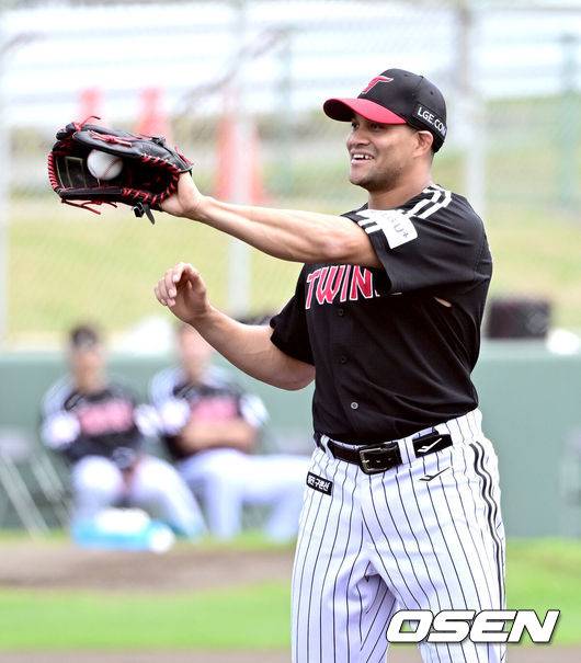 [OSEN=오키나와(일본), 최규한 기자] 1일 일본 오키나와 구시가와 야구장에서 프로야구 KT 위즈와 LG 트윈스의 연습경기가 열렸다.이날 경기에서 KT는 오원석, LG는 요니 치리노스를 선발로 내세웠다.LG 선발 요니 치리노스가 마운드에 오르고 있다. 2026.03.01 / dreamer@osen.co.kr