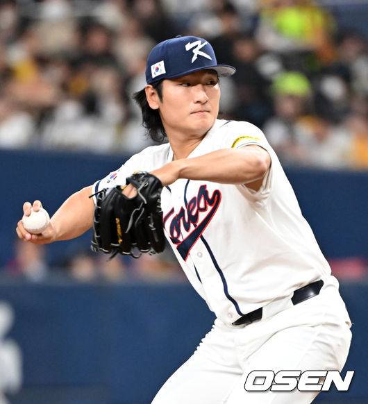[OSEN=오사카(일본), 손용호 기자] 2일 일본 오사카 교세라돔에서 월드베이스볼클래식(WBC) 공식 연습 경기 한국 야구 대표팀과 한신 타이거스의 경기가 열렸다.우리 대표팀은 3일 같은 장소에서 오릭스 버펄로스와 연습 경기 2차전을 치른 뒤 5일 일본 도쿄돔에서 체코와 WBC 조별리그 1차전에서 격돌한다.1회말 무사에서 한국 선발투수 곽빈이 역투하고 있다. 2026.03.02 /spjj@osen.co.kr