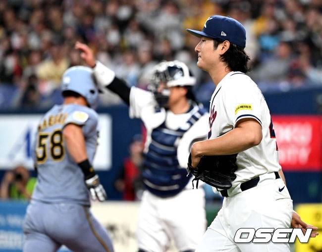 [OSEN=오사카(일본), 손용호 기자] 2일 일본 오사카 교세라돔에서 월드베이스볼클래식(WBC) 공식 연습 경기 한국 야구 대표팀과 한신 타이거스의 경기가 열렸다.우리 대표팀은 3일 같은 장소에서 오릭스 버펄로스와 연습 경기 2차전을 치른 뒤 5일 일본 도쿄돔에서 체코와 WBC 조별리그 1차전에서 격돌한다.2회말 1사 1,3루에서 한국 곽빈이 실점을 허용하고 아쉬워하고 있다. 2026.03.02 /spjj@osen.co.kr
