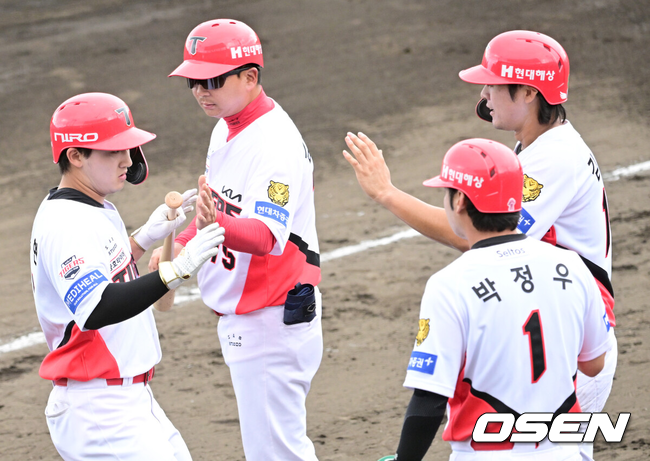 [OSEN=오키나와(일본), 최규한 기자] 2일 일본 오키나와 킨 베이스볼 스타디움에서 KIA 타이거즈와 삼성 라이온즈의 연습경기가 열렸다.KIA는 양현종, 삼성은 장찬희를 선발로 내세웠다.8회말 2사 1, 2루 상황 KIA 윤도현이 달아나는 좌월 스리런포를 날리고 홈을 밟은 뒤 선행주자들과 인사를 나누고 있다. 2026.03.02 / dreamer@osen.co.kr