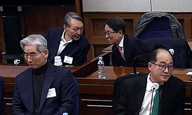 443일 만에 단죄 윤석열 전 대통령이 지난달 19일 오후 서울 서초구 서울중앙지방법원에서 열린 내란 우두머리 혐의 1심 선고공판에 출석해 윤갑근 변호사 쪽으로 몸을 기울여 얘기를 나누고 있다. 재판부는 이날 윤 전 대통령과 김용현 전 국방부 장관(앞줄 왼쪽)에게 각각 무기징역과 징역 30년을 선고했다. 서울중앙지법 제공