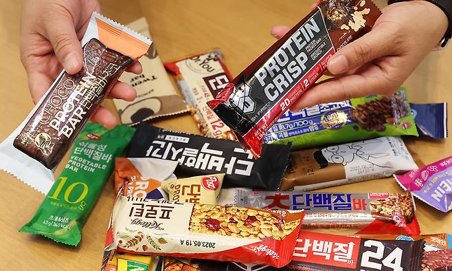 국내 영양바 제품 300여개 성분을 분석했더니 평균적으로 지방이 권고량 보다 과다하게 들어 있다는 연구 결과가 나왔다. 사진=연합뉴스