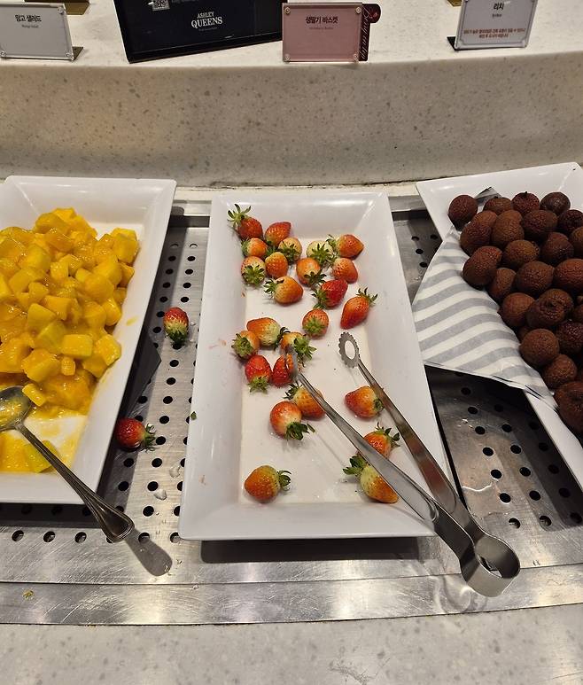 지난 1일 오후 5시쯤, 경기도의 한 애슐리퀸즈 매장에 마련된 생과일 릴레이 ‘BERRY on top’ 관련 진열대에서 딸기를 즐길 수 있는 ‘생딸기 바스켓’이 손님들에게 인기를 끌고 있다. 김동환 기자