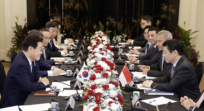 이재명 대통령과 로런스 웡 싱가포르 총리가 2일 싱가포르 외교부 청사에서 정상회담을 하고 있다. 연합뉴스