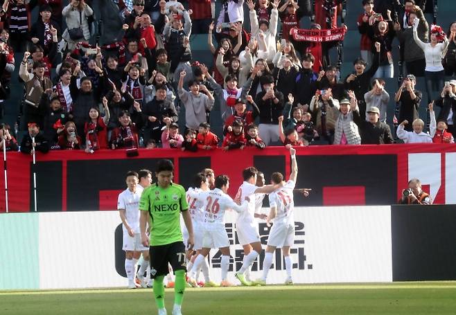 프로축구 K리그1 부천FC 선수들이 1일 전북 전주월드컵경기장에서 열린 2026시즌 개막전에서 전북 현대를 상대로 후반 추가시간 6분 역전 결승골을 넣은 뒤 함께 모여 기뻐하고 있다. 부천은 전북에 3-2로 이겼다. 전주 연합뉴스