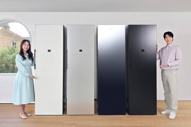 삼성전자 모델들이 강력한 주름 제거 기능이 새롭게 추가된 2026년형 ‘비스포크 AI 에어드레서’를 소개하고 있다. 삼성전자