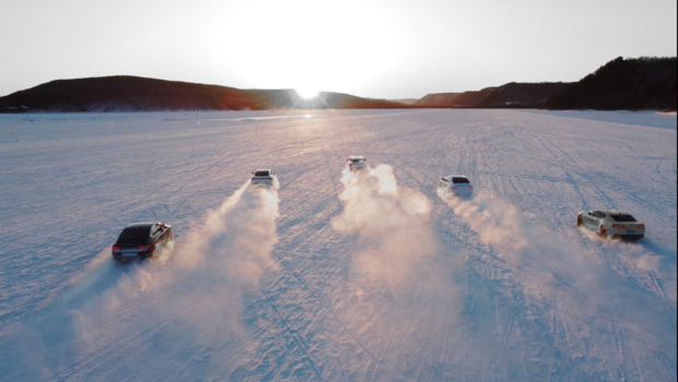 지난달 27일 중국 헤이룽장성 헤이허에서 열린 ‘HL만도 트랙데이 윈터’에서 테스트 차량들이 HL만도의 자동차 동계시험장인 와우호수 트랙 위를 질주하고 있다. 사진 제공=HL만도