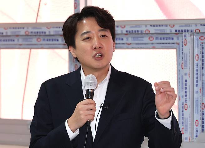 이준석 개혁신당 대표가 2월27일 부산 부산진구 부전동 정이한 부산시장 예비후보 선거사무소 개소식에 참석해 가진 타운홀 미팅에서 질의에 답변하고 있다. ⓒ연합뉴스