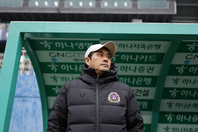 유병훈 안양 감독이 2일 대전월드컵경기장서 열린 대전하나와 K리그1 개막전 원정경기 도중 선수들을 지켜보고 있다. 사진제공|한국프로축구연맹