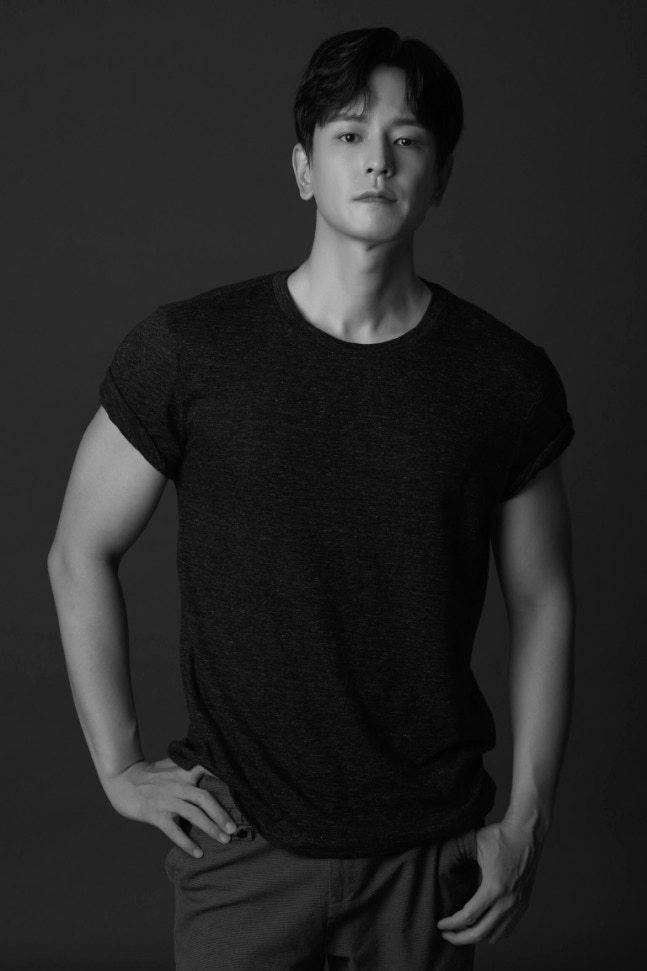 최근 배우 박시후(가 SNS 실시간 소통 플랫폼 ‘틱톡 라이브’로 천문학적 수익을 거머쥐었다는 논란에 휩싸인 가운데, 이와 대조적인 행보로 배우 임주환(사진)의 쿠팡 물류 요원 일화까지 전해지는 등 연예인의 이른바 ‘부업’을 둘러싼 갑론을박이 화두로 떠올랐다. 사진 | 베이스캠프 컴퍼니