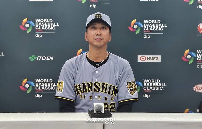 후지카와 규지 한신 감독이 2일 일본 오사카 교세라돔에서 한국 WBC 대표팀과 연습경기를 앞두고 공식회견 질문을 듣고 있다. 오사카|심진용 기자