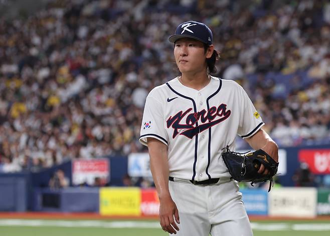 2일 일본 오사카 교세라돔에서 열린 월드베이스볼클래식(WBC) 평가전 한국 대표팀과 일본 프로야구 한신 타이거스와의 경기. 2회말 한국 선발투수 곽빈이 한신에게 3점을 허락한 뒤 마운드를 떠나고 있다. 2026.3.2 연합뉴스