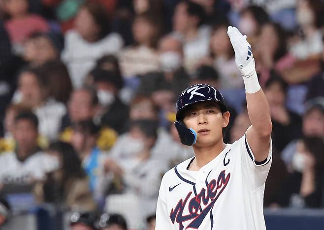 WBC 대표팀 이정후가 2일 일본 오사카 교세라돔에서 열린 한신과 연습경기 1회초 첫 타석부터 안타를 때리고 나가 세리머니하고 있다. 연합뉴스