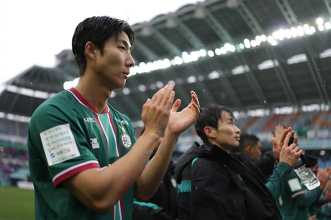 2026시즌 K리그1 홈 개막전 선제골을 넣은 대전 하나시티즌의 서진수(왼쪽)가 김문환 등 팀 동료들과 함께 경기 후 홈팬들을 찾아 인사하고 있다. 프로축구연맹 제공