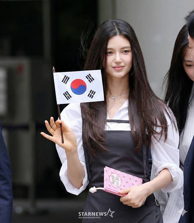 태극기를 들고 있는 다니엘(구글 제미나이로 만든 이미지) /사진=스타뉴스