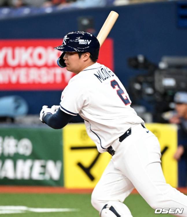 문보경이 김도영을 불러들이는 1타점 선제 적시타를 날리고 있다.