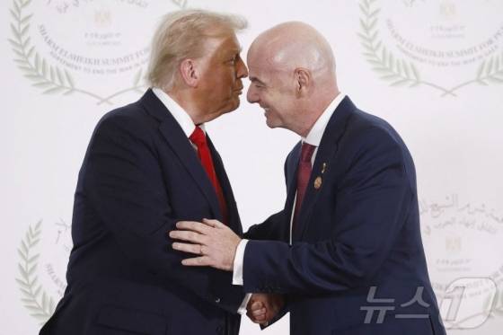 도널드 트럼프(왼쪽) 미국 대통령과 잔니 인판티노 FIFA 회장이 지난 10월 13일(현지시간) 이집트에서 열린 가자지구 평화 회의에서 만나 악수하고 있다. /사진=뉴스1