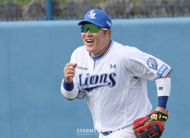 삼성 라이온즈가 22일 일본 오키나와 온나손 아카마 구장에서 스프링 캠프를 진행했다.  최형우가 외야 수비 훈련을 하고 있다. /사진=김진경 대기자