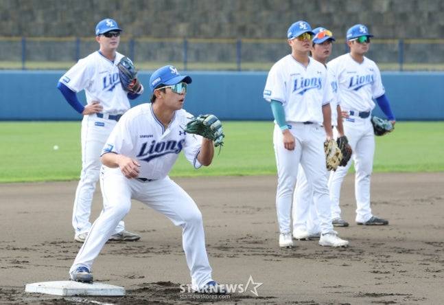 삼성 라이온즈가 22일 일본 오키나와 온나손 아카마 구장에서 스프링 캠프를 진행했다.  김영웅이 내야 수비 훈련을 하고 있다. /사진=김진경 대기자