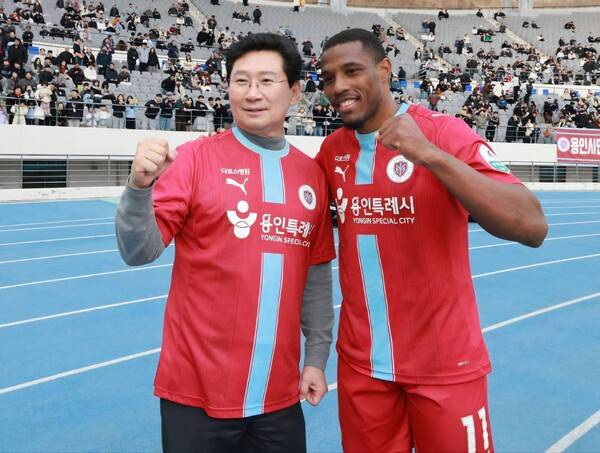 '1만 관중 돌파' 용인FC, K리그 창단 첫 경기 2-2 무승부...사진은 용인FC 홈 개막전에서 이상일 용인시장과 멀티골을 기록한 가브리엘과 함께 하는 모습.(사진자료=용인시 이상일 시장 SNS 캡쳐)