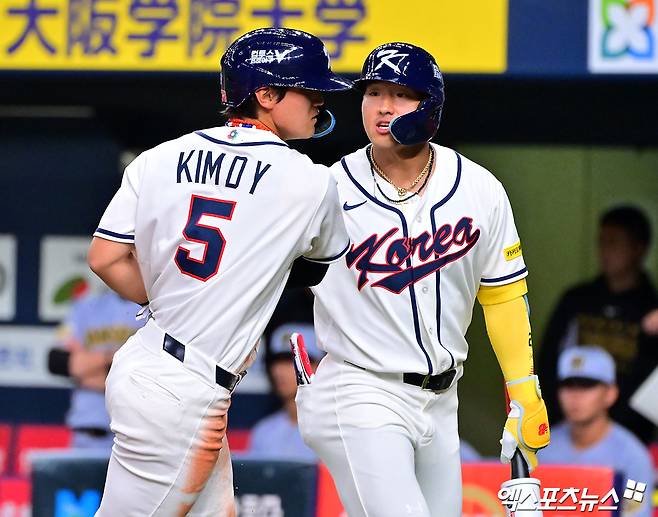 2026 WBC 한국 야구대표팀 내야수 김도영이 대회 공식 평가전 한신 타이거스와 맞대결에 리드오프 3루수로 선발 출전해 1회 전력 질주 내야 안타와 5회 초대형 동점 솔로 홈런으로 맹활약했다. 김도영은 지난해 세 차례 햄스트링 부상으로 겪은 어려움을 극복하고 대표팀에서 날카로운 타격감을 회복했다. 오사카, 김한준 기자