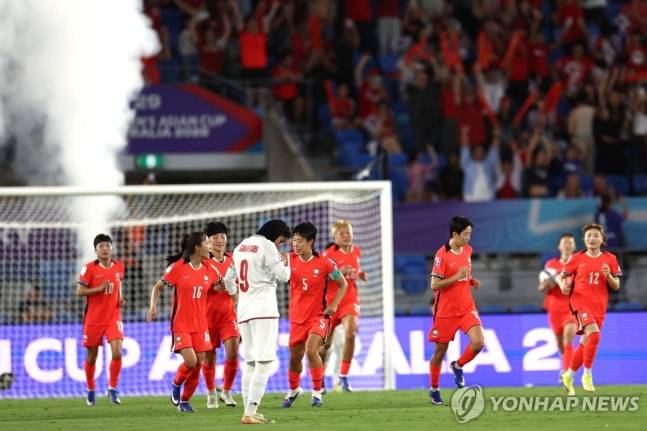 대회 전부터 여러 잡음이 나왔던 대한민국 여자 축구대표팀이 2026 아시아축구연맹(AFC) 여자 아시안컵 첫 경기를 시원한 대승으로 장식했다. 신상우 감독이 이끄는 한국 대표팀은 2일(한국시간) 호주 골드코스트 스타디움에서 열린 대회 조별리그 A조 1차전서 이란을 3-0으로 완파했다. 기분 좋은 첫 승을 거둔 신상우호는 오는 5일 필리핀, 8일 개최국 호주와 차례로 맞붙어 8강 진출을 다툰다. 연합뉴스