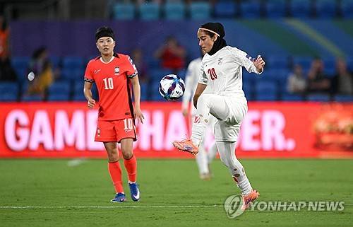 대회 전부터 여러 잡음이 나왔던 대한민국 여자 축구대표팀이 2026 아시아축구연맹(AFC) 여자 아시안컵 첫 경기를 시원한 대승으로 장식했다. 신상우 감독이 이끄는 한국 대표팀은 2일(한국시간) 호주 골드코스트 스타디움에서 열린 대회 조별리그 A조 1차전서 이란을 3-0으로 완파했다. 기분 좋은 첫 승을 거둔 신상우호는 오는 5일 필리핀, 8일 개최국 호주와 차례로 맞붙어 8강 진출을 다툰다. 연합뉴스
