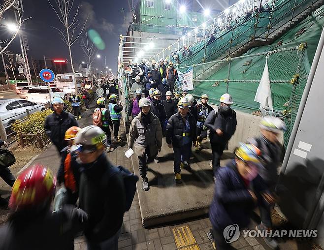 연장근무 후 퇴근하는 삼성전자 평택캠퍼스 P4 건설 노동자들 (평택=연합뉴스) 서명곤 기자 = 지난달 24일 오후 7시께 경기도 평택시 삼성전자 평택캠퍼스 4공장(P4) 현장에서 건설 노동자들이 퇴근을 하고 있다. 2026.3.2 seephoto@yna.co.kr