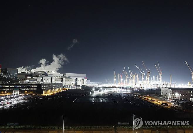 삼성전자 평택캠퍼스 (평택=연합뉴스) 서명곤 기자 = 지난달 24일 저녁 경기도 평택시 삼성전자 평택캠퍼스 5공장(P5) 건설 현장(오른쪽)을 비롯한 삼성전자 평택캠퍼스 전경.  2026.3.2 seephoto@yna.co.kr
