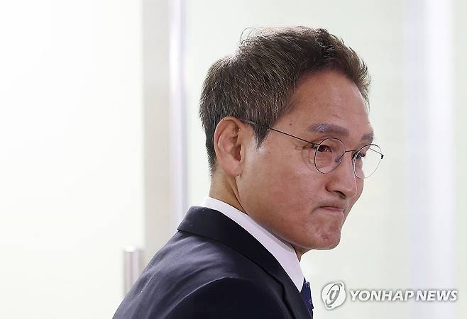 특검 사무실 들어가는 안권섭 특검 (서울=연합뉴스) 신준희 기자 =. 관봉권 띠지 폐기 의혹'과 '쿠팡 퇴직금 불기소 외압 의혹'을 수사할 안권섭 특별검사가 6일 서초구 사무실에서 열린 특검팀 현판식을 마치고 퇴장하고 있다. 2025.12.6 hama@yna.co.kr
