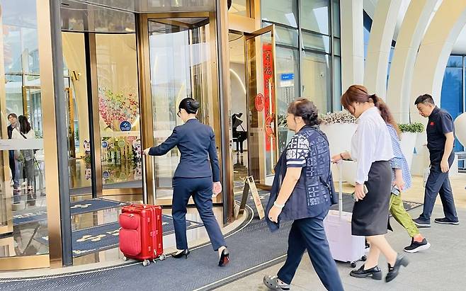 하이난성 보아오시 러청 국제의료관광 선행구 (보아오[하이난]=연합뉴스) 김현정 특파원 = 중국 하이난성 보아오시 러청 국제의료관광 선행구에 위치한 메이싸이얼병원에 방원객들이 직원의 안내를 받으며 들어가고 있다. 2026.2.28