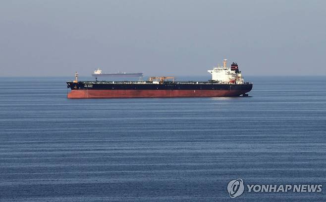 호르무즈 해협 통과하는 오일 탱커 [로이터 연합뉴스 자료사진. 재판매 및 DB 금지]