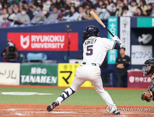 김도영 '동점 솔로홈런!' (오사카=연합뉴스) 임화영 기자 = 2일 일본 오사카 교세라돔에서 열린 월드베이스볼클래식(WBC) 평가전 한국 대표팀과 일본 프로야구 한신 타이거스와의 경기.
    5회초 1사 한국 김도영이 솔로홈런을 치고 있다. 2026.3.2 hwayoung7@yna.co.kr