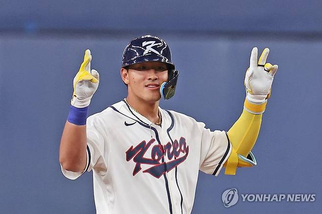 안현민 '앞서가자' (오사카=연합뉴스) 임화영 기자 = 2일 일본 오사카 교세라돔에서 열린 월드베이스볼클래식(WBC) 평가전 한국 대표팀과 일본 프로야구 한신 타이거스와의 경기.
    1회초 2사 1, 3루 한국 안현민이 1타점을 친 뒤 기뻐하고 있다. 2026.3.2
    hwayoung7@yna.co.kr
()