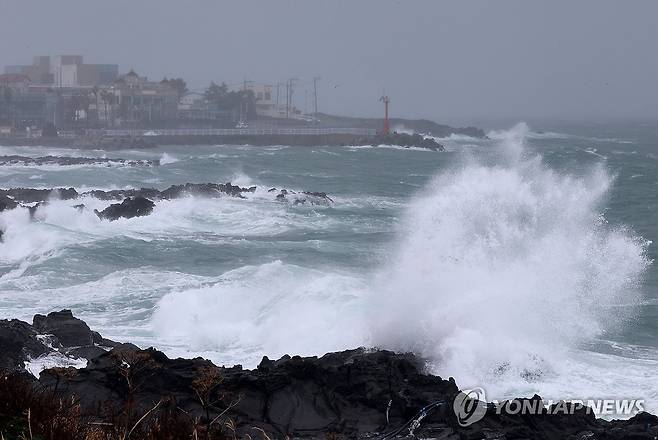 거친 파도 몰아치는 제주 해안 (제주=연합뉴스) 전지혜 기자 = 제주 전 해상에 풍랑경보가 내려진 2일 오후 제주시 용담동 해안에 파도가 몰아치고 있다. 2026.3.2 atoz@yna.co.kr