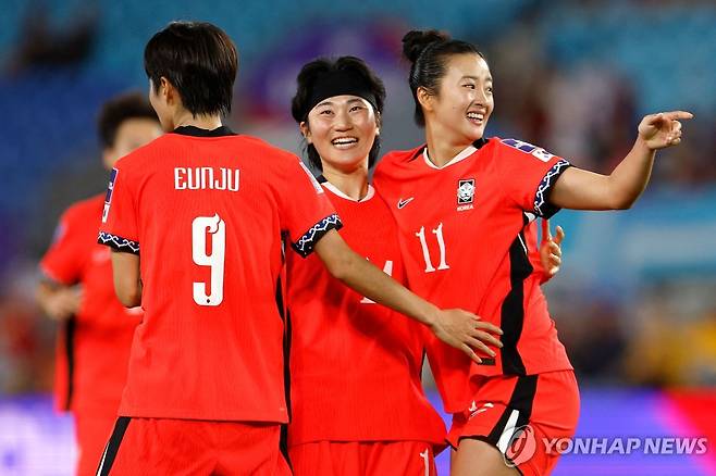 골세리머니를 펼치는 한국 여자 축구 대표팀 선수들 [AFP=연합뉴스}