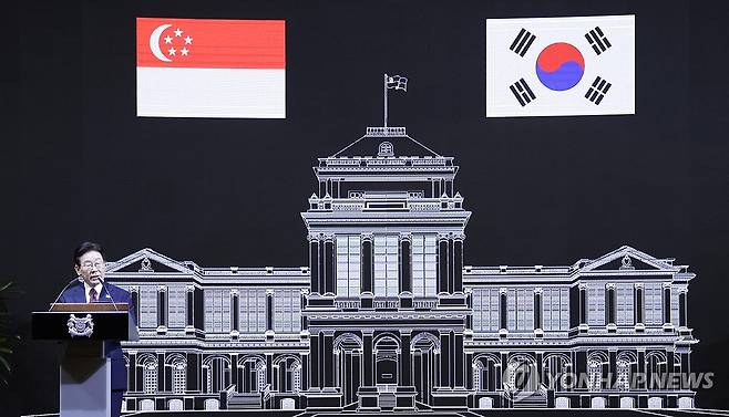 건배사 하는 이재명 대통령 (싱가포르=연합뉴스) 한상균 기자 = 이재명 대통령이 2일 싱가포르 카펠라 호텔에서 열린 국빈방문 공식만찬에서 건배사를 하고 있다. 2026.3.2 xyz@yna.co.kr