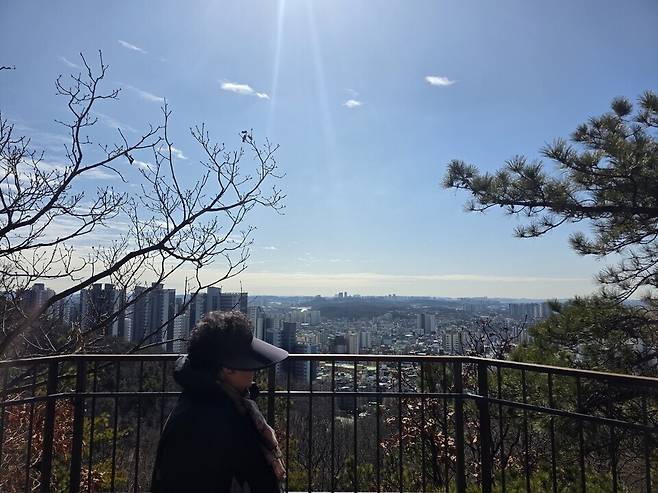 ▲&nbsp;3일 인천 남동구 만수산 일원에 마련된 5.141km의 무장애나눔길을 따라 올라간 정상. 주민들이 나무데크길을 걷고 있다.&nbsp;