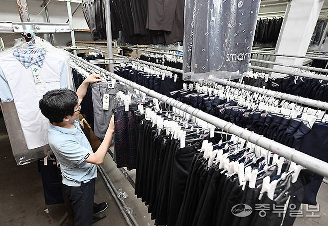 수원 시내 한 교복업체 관계자가 재고 물량을 확인하고 있다. 노민규기자
