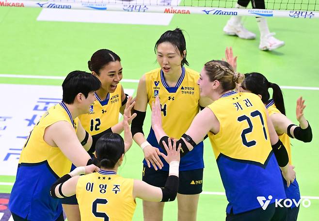 지난달 28일 수원체육관에서 열린 프로배구 V리그 여자부 경기서 현대건설 선수들이 IBK기업은행에 공격을 성공시킨후 기뻐하고 있다. 사진=한국배구연맹