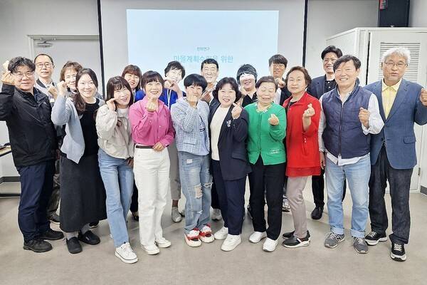 영통3동 주민들이 우리동네 자치계획 수립을 위한 회의를 한 후 기념촬영을 하고 있다.
