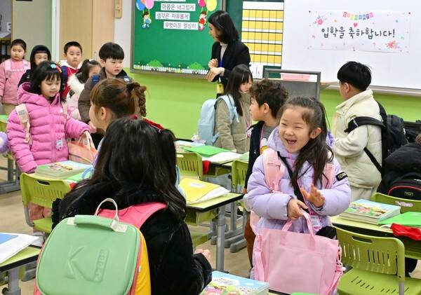 3일 인천시 미추홀구 서화초등학교에서 입학식이 열렸다. 교실을 찾은 1학년 신입생이 친구와 인사를 나누며 밝게 웃고 있다. 이진우 기자 ljw@kihoilbo.co.kr