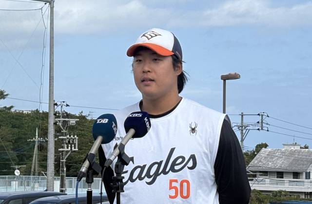 한화이글스 강백호가 일본 오키나와 스프링캠프에서 인터뷰를 진행하고 있다. 일본=오키나와 권혁조 기자.