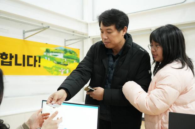 경기도 안성시에서 나주를 방문해 관광 지원책인 '나주 1박 2득'에 참여한 이상영씨가 지난 2일 큰 딸과 함께 나주사랑상품권을 받기 위한 지급절차를 밟고 있다. 나주시 제공