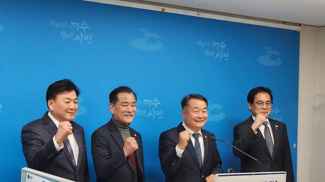 최무경 전남도의원(여수4)이 3일 조국혁신당 입당 기자회견을 갖고 있다. /허광욱 기자