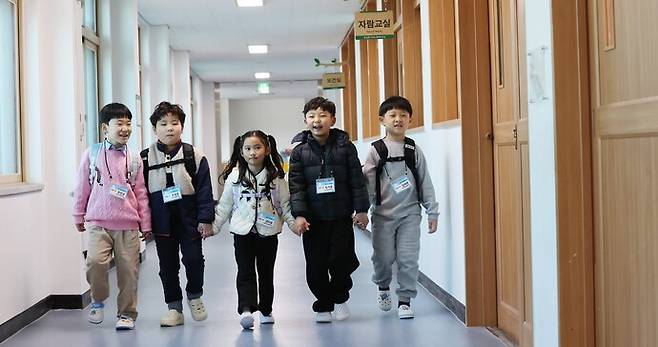 '우리는 1학년'3일 광주북초등학교에서 입학식을 마친 신입생들이 교실로 들어가고 있다. 이 학교는 올해 입학생이 5명이다. /임문철 기자 35mm@namdonews.com